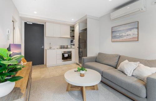 Collingwood Apartamento | Sleek Inner-City 1-Bed Pad with Pool & BBQ