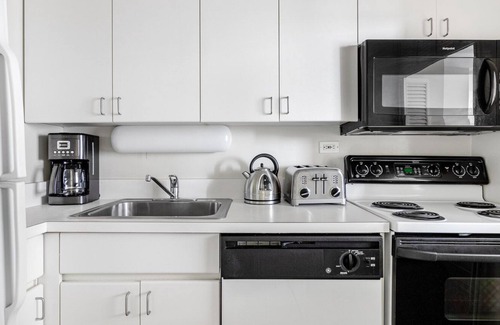Lake View East Apartamento | Sleek Lakeview Studio w/ Rooftop Pool, near Wrigley Field, by Blueground