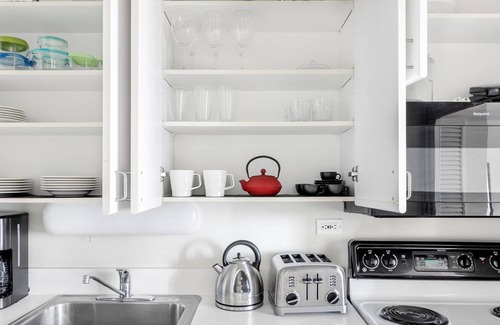 Lake View East Apartamento | Sleek Lakeview Studio w/ Rooftop Pool, near Wrigley Field, by Blueground
