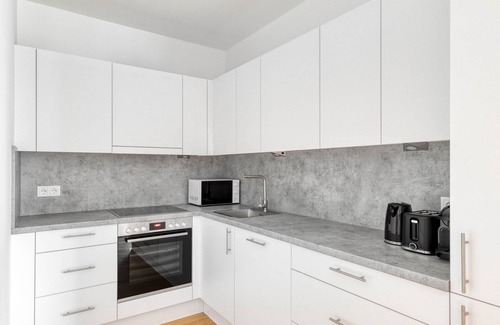 Vienna Apartamento | Sleek Marinatower 2BR w/ Gym & Elevator, nr metro U2, by Blueground