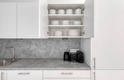 Vienna Apartamento | Sleek Marinatower 2BR w/ Gym & Elevator, nr metro U2, by Blueground
