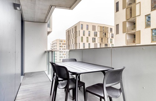 Vienna Apartamento | Sleek Marinatower 2BR w/ Gym & Elevator, nr metro U2, by Blueground