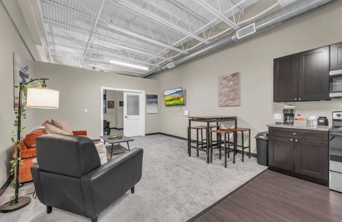 Waldron Apartamento | Sleek, modern loft minutes from Airport, FAST WiFi