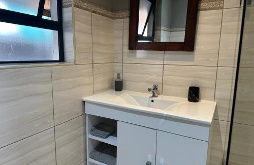 Parow North Apartamento | Sleek Modern Luxury Pool Side Apartment