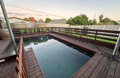 Parow North Apartamento | Sleek Modern Luxury Pool Side Apartment