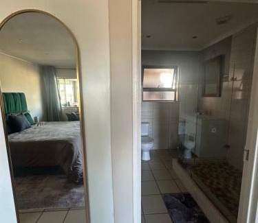 Parow North Apartamento | Sleek Modern Luxury Pool Side Apartment