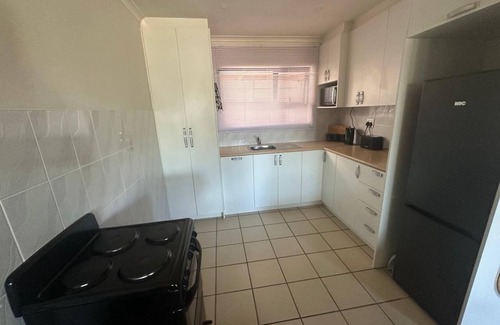 Parow North Apartamento | Sleek Modern Luxury Pool Side Apartment