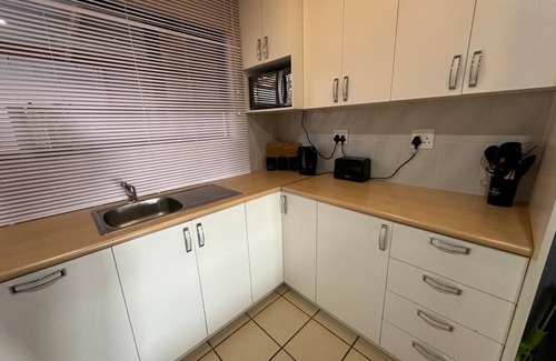 Parow North Apartamento | Sleek Modern Luxury Pool Side Apartment