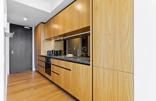 Auckland Central Business District Casa | Sleek Modern Studio With Balcony!