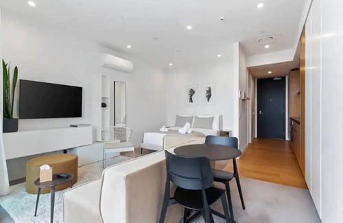 Auckland Central Business District Casa | Sleek Modern Studio With Balcony!