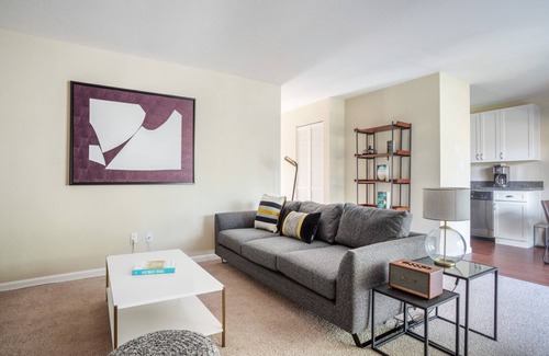 Cuernavaca Apartamento | Sleek Mountain View 2BR w/, Pool, BBQ, nr. Shops & Hwy, by Blueground