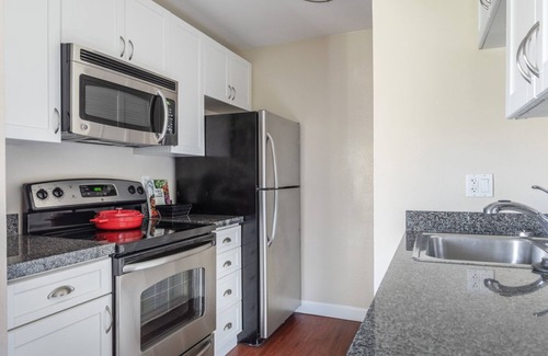 Cuernavaca Apartamento | Sleek Mountain View 2BR w/, Pool, BBQ, nr. Shops & Hwy, by Blueground