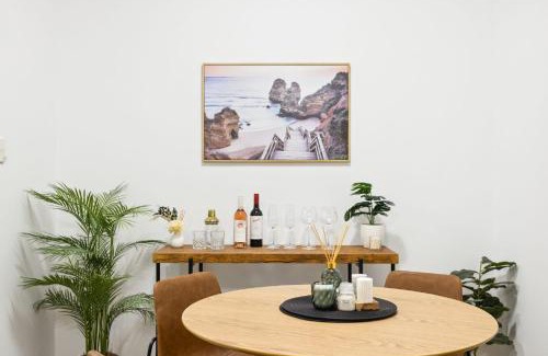 Northbridge Apartamento | Sleek Northbridge Getaway