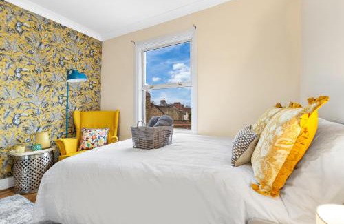 Hoe Street Casa | Sleek Private Bedroom In Shared London Home For Two - Bedroom2