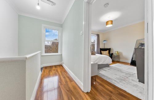 Hoe Street Casa | Sleek Private Bedroom In Shared London Home For Two - Bedroom2