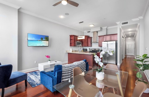 Olde Kensington Apartamento | Sleek Residence with Rooftop Pool, Gym, and Concierge Service