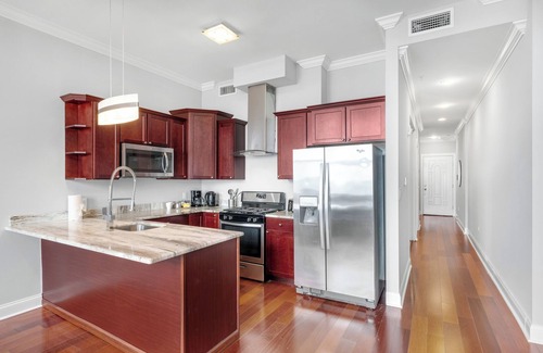 Olde Kensington Apartamento | Sleek Residence with Rooftop Pool, Gym, and Concierge Service