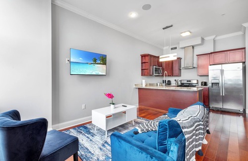 Olde Kensington Apartamento | Sleek Residence with Rooftop Pool, Gym, and Concierge Service