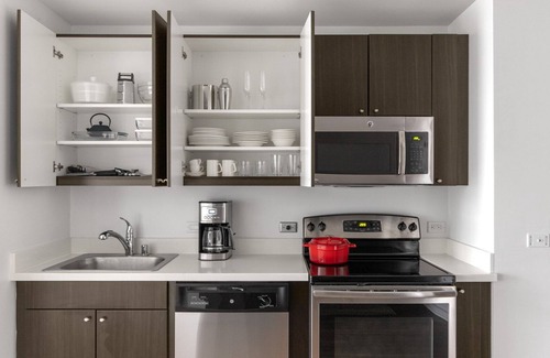 Downtown San Francisco Apartamento | Sleek SoMa 1BR w/ Gym, Roofdeck, W/D, nr. Muni & BART, by Blueground