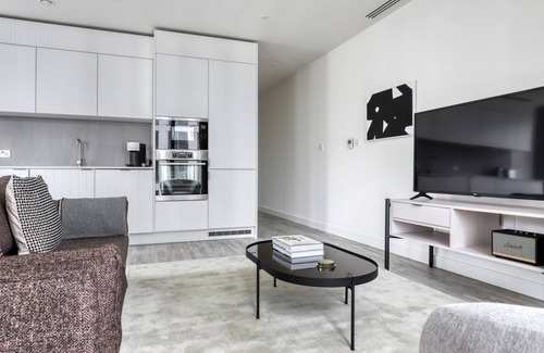 Stratford and New Town Apartamento | Sleek Stratford 1BR w/ Security & Gym, nr Train Station, by Blueground