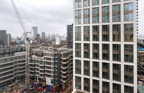 Stratford and New Town Apartamento | Sleek Stratford 1BR w/ Security & Gym, nr Train Station, by Blueground