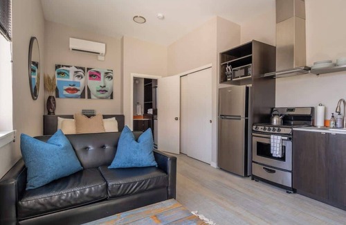 Hosford-Abernethy Apartamento | Sleek Studio Food Cart Row & Vintage Shops