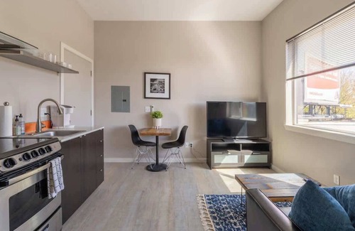 Hosford-Abernethy Apartamento | Sleek Studio Food Cart Row & Vintage Shops
