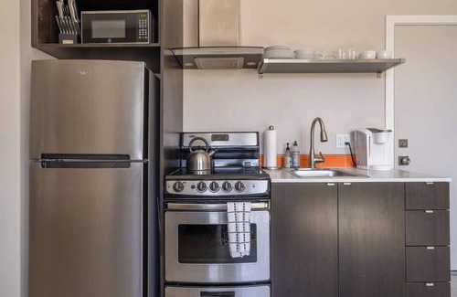 Hosford-Abernethy Apartamento | Sleek Studio Food Cart Row & Vintage Shops