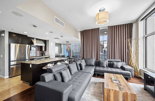Downtown San Diego Condominio | Sleek Stunner by the Bay