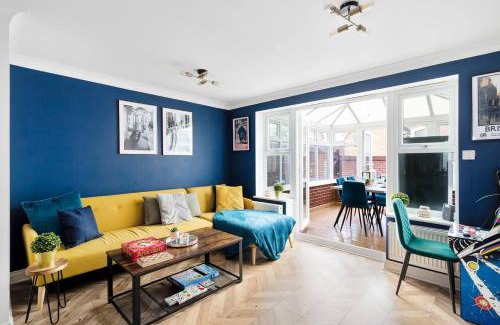 Hanham Apartamento | Sleek Stylish House 2 Parking - Hot tub