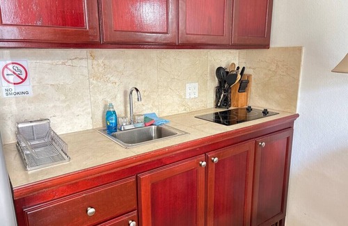 Estate Pearl Complejo | Sleek & Sunny Island Studio | Kitchenette