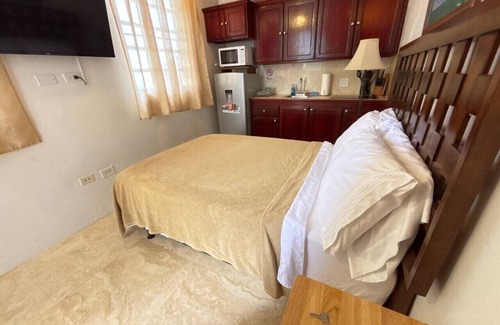 Estate Pearl Complejo | Sleek & Sunny Island Studio | Kitchenette