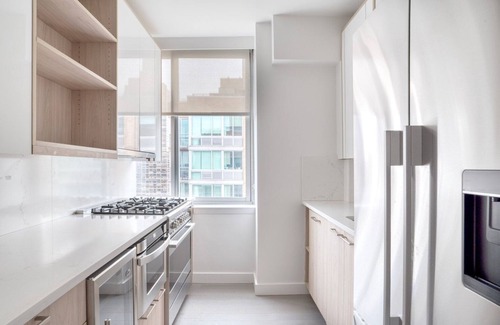 Lincoln Square Apartamento | Sleek UWS 2BR w/ Gym, Balcony & W/D, nr Central Park, by Blueground
