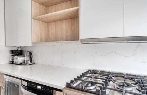 Lincoln Square Apartamento | Sleek UWS 2BR w/ Gym, Balcony & W/D, nr Central Park, by Blueground
