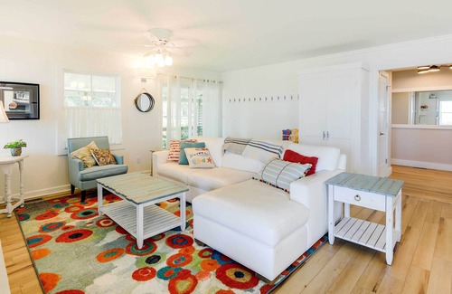 Newport Cabaña | Sleek Waterfront Cottage in Newport w/ Kayaks!