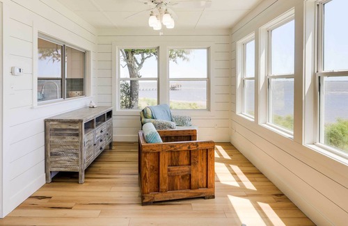 Newport Cabaña | Sleek Waterfront Cottage in Newport w/ Kayaks!