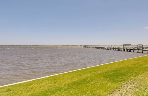 Newport Cabaña | Sleek Waterfront Cottage in Newport w/ Kayaks!