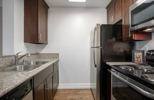 Palms Apartamento | Sleek Westside 1BR w/ Pool, Gym, Bball & Tennis Courts, by Blueground