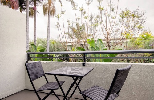 Palms Apartamento | Sleek Westside 1BR w/ Pool, Gym, Bball & Tennis Courts, by Blueground