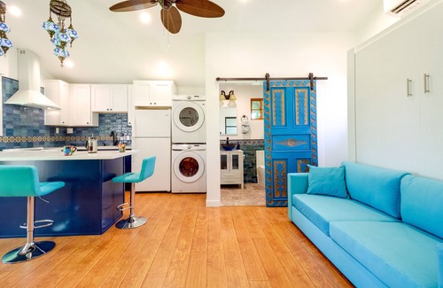 Woodland Hills Apartamento | Sleek Woodland Hills Retreat w/ Shared Pool & Yard