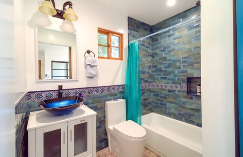Woodland Hills Apartamento | Sleek Woodland Hills Retreat w/ Shared Pool & Yard
