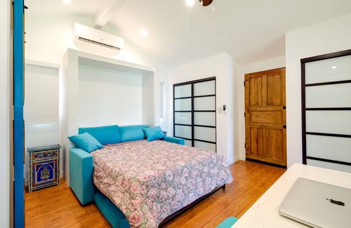Woodland Hills Apartamento | Sleek Woodland Hills Retreat w/ Shared Pool & Yard