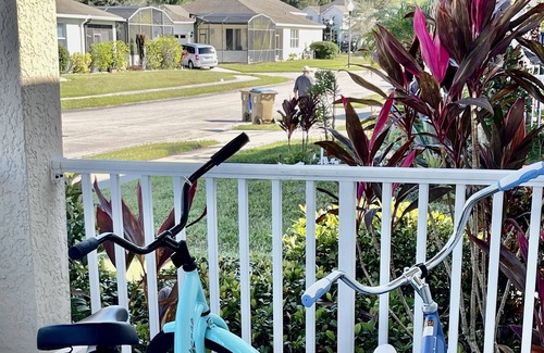 Trafalgar Village Casa | SLEEP 10 ,2 master bedrooms, family, kids friendly, high speed internet, RV/EV