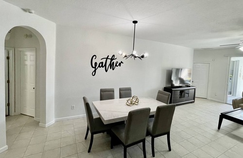 Trafalgar Village Casa | SLEEP 10 ,2 master bedrooms, family, kids friendly, high speed internet, RV/EV