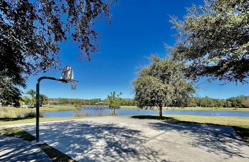 Trafalgar Village Casa | SLEEP 10 ,2 master bedrooms, family, kids friendly, high speed internet, RV/EV