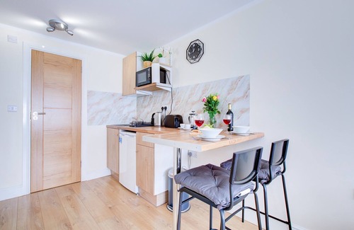 Ponders End Apartamento | London Sleep-2 Studio-Free Parking, Pet Friendly