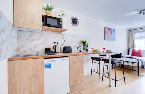 Ponders End Apartamento | London Sleep-2 Studio-Free Parking, Pet Friendly