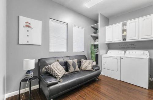 Meridian-Kessler Apartamento | Sleep 5 - Pet & Baby - Laundry - Closer to Hospitals