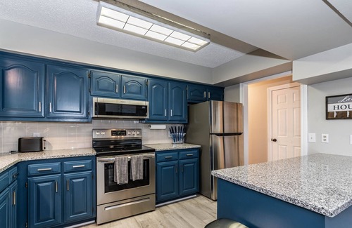 Eureka Springs Condominio | Sleep 8 in this guest fave! All new, fresh & fun!walk to lake and marina.