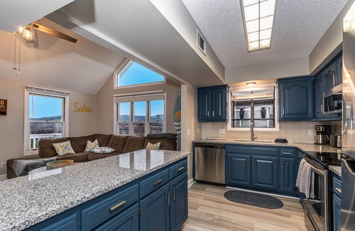 Eureka Springs Condominio | Sleep 8 in this guest fave! All new, fresh & fun!walk to lake and marina.